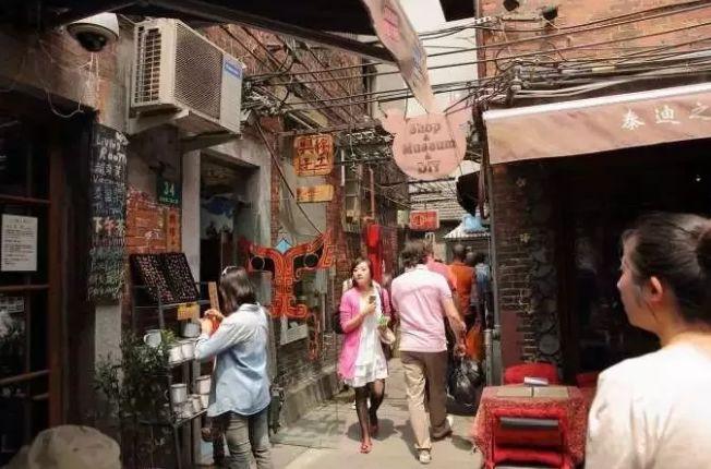 迪丽热巴综艺新篇章，巷弄深处的星光小店之旅